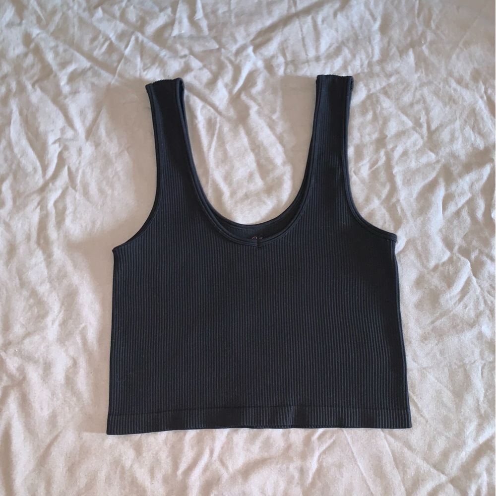 BLACK RIBBED TANK CROP TOP
